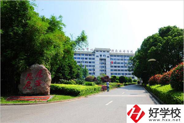湖南有學(xué)煙花爆竹專業(yè)的職校嗎？這個(gè)專業(yè)怎么樣？