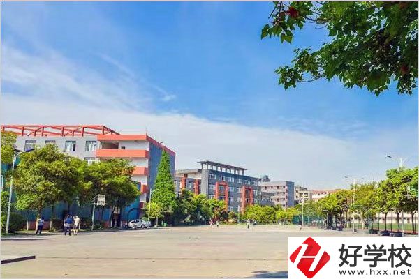 湖南交通高級(jí)技工學(xué)?；@球場(chǎng)