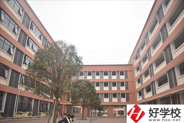 湘西龍山縣第一職業(yè)中學(xué)學(xué)校怎么樣？環(huán)境如何？