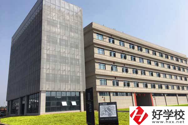 株洲市工業(yè)中等專(zhuān)業(yè)學(xué)校是公立的嗎？一年學(xué)費(fèi)多少？