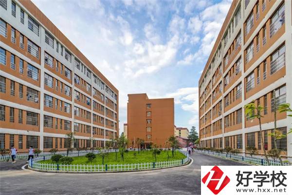 想去婁底新化楚怡工業(yè)學(xué)校該怎么走？