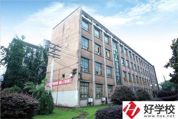 湘潭交通職業(yè)學(xué)校是公辦還是民辦？學(xué)費(fèi)貴不貴？