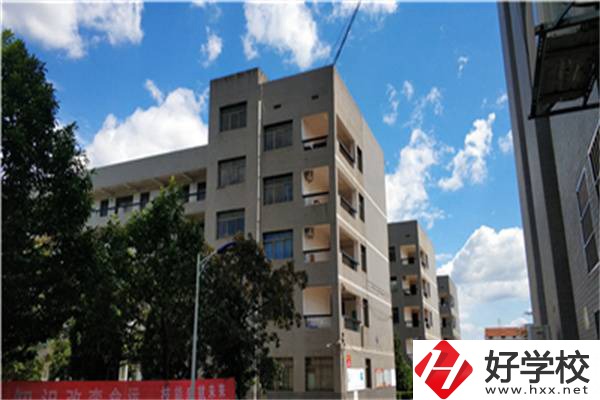 在婁底有開設航空專業(yè)的職校嗎？學航空專業(yè)有前途嗎？