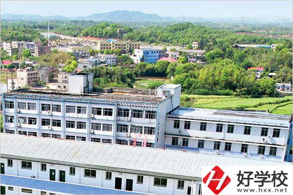湘潭科技職校的學(xué)費是多少？學(xué)校環(huán)境好嗎？
