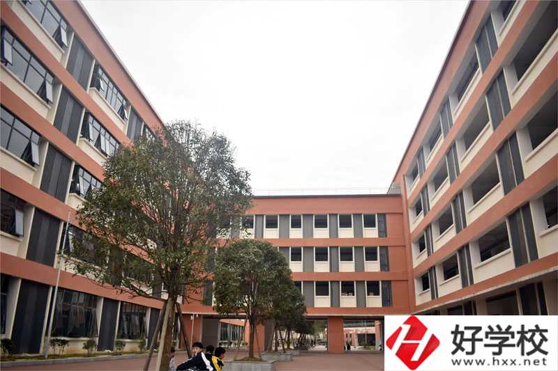 龍山縣第一職業(yè)中學(xué)有什么辦學(xué)特色？取得哪些榮譽？