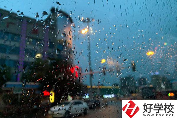 想學(xué)醫(yī)學(xué)專(zhuān)業(yè)，湖南有哪些中職學(xué)?？梢赃x?