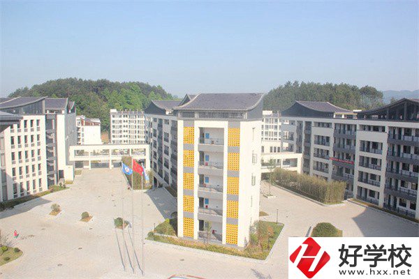 懷化有少數(shù)民族特色的中職有哪些？辦學(xué)條件怎么樣？