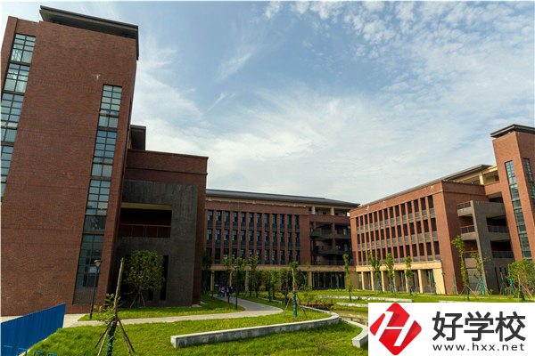 在常德財經(jīng)學(xué)校學(xué)會計，發(fā)展前景怎么樣？