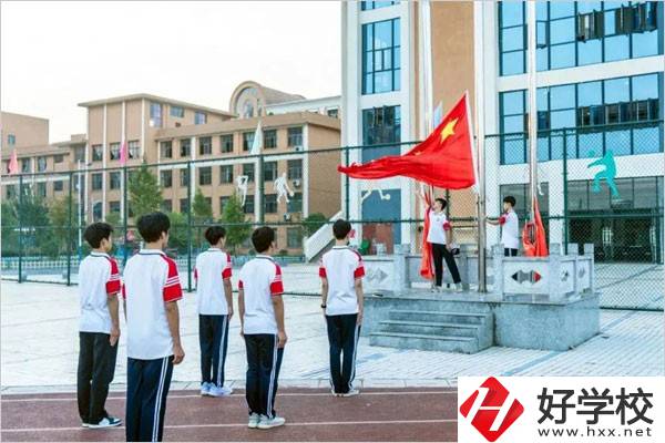 新化縣楚怡工業(yè)學(xué)校開設(shè)了哪些專業(yè)？